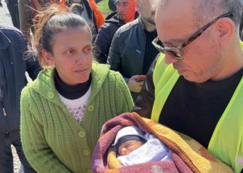 Haluk Levent, enkazdan kurtarılan 10 günlük bebeğe isim verdi