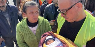 Haluk Levent, enkazdan kurtarılan 10 günlük bebeğe isim verdi