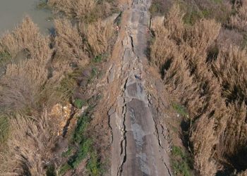 Hatay'daki depremlerde yollar çöktü Hatay’daki depremlerde yollar çöktü