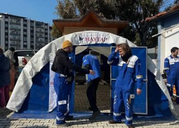 Enkazdan kurtarılan hayvanlar için sahra çadırı kuruldu