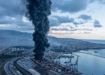 İskenderun’da deprem sonrası çıkan yangın devam ediyor