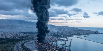 İskenderun’da deprem sonrası çıkan yangın devam ediyor