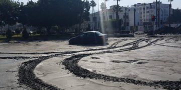 İskenderun’u basan deniz suyu çekildi