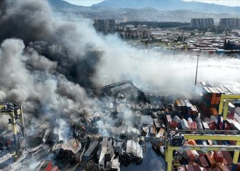 İskenderun Limanı’ndaki yangında soğutma çalışmaları sürüyor