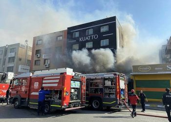İzmir’de bir kozmetik mağazasında yangın