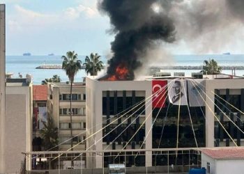 Mersin'de açılan belediye hizmet binasında yangın Mersin’de açılan belediye hizmet binasında yangın