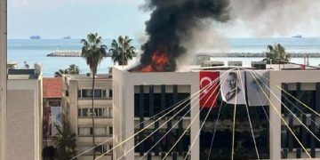 Mersin’de açılan belediye hizmet binasında yangın