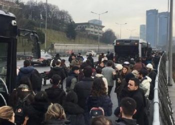Metrobüs arızası! Vatandaşlar yürümek zorunda kaldı