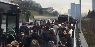 Metrobüs arızası! Vatandaşlar yürümek zorunda kaldı