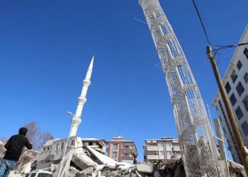 Beş katlı binadan yalnızca yangın merdiveni ayakta kaldı