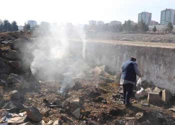 Depremin ardından yerin altından 18 gündür duman çıkıyor