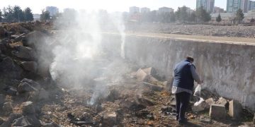 Depremin ardından yerin altından 18 gündür duman çıkıyor