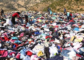 Deprem bölgesinde binlerce kıyafet yol kenarına atıldı