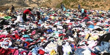 Deprem bölgesinde binlerce kıyafet yol kenarına atıldı