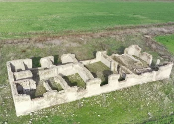 Elazığ’da suyun çekildiği barajda 83 yıllık tren istasyonu ortaya çıktı
