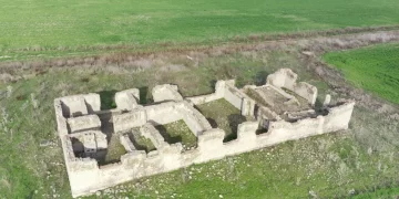 Elazığ’da suyun çekildiği barajda 83 yıllık tren istasyonu ortaya çıktı