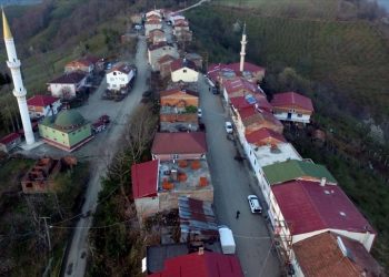 Aynı caddede üzerinde 2 dakika arayla iftar yapıyorlar