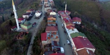 Aynı caddede üzerinde 2 dakika arayla iftar yapıyorlar