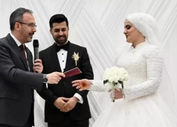 Bakan Kasapoğlu depremzede çiftin nikah şahidi oldu