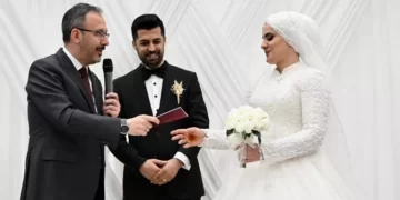 Bakan Kasapoğlu depremzede çiftin nikah şahidi oldu