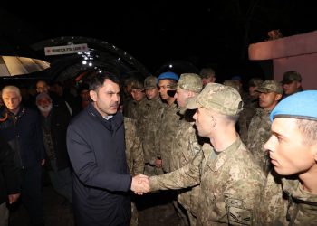 Bakan Kurum Mehmetçik çadırında depremzedelerle iftar yaptı