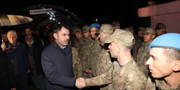 Bakan Kurum Mehmetçik çadırında depremzedelerle iftar yaptı