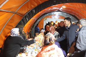 Bakan Kurum Mehmetcik cadirinda depremzedelerle iftar yapti3 habermeydan