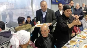 Bakan cavusoglu iftarini depremzedelerle yapti2 habermeydan