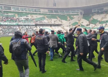 Bursaspor-Amedspor maçında saha savaş alanına döndü!