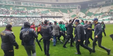 Bursaspor-Amedspor maçında saha savaş alanına döndü!