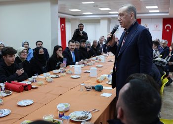 Cumhurbaşkanı Erdoğan, depremzedelerle buluştu Cumhurbaşkanı Erdoğan, depremzedelerle buluştu