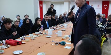 Cumhurbaşkanı Erdoğan, depremzedelerle buluştu