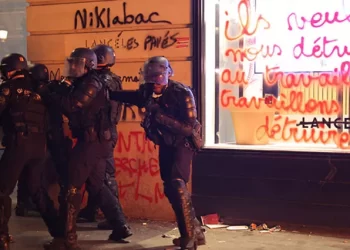 Fransa’da protestocular polisle çatıştı