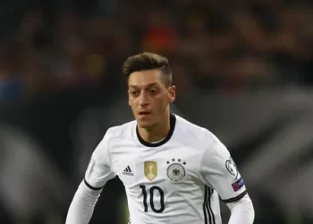 Futbolu bıraktığını açıklayan Mesut Özil kimdir?