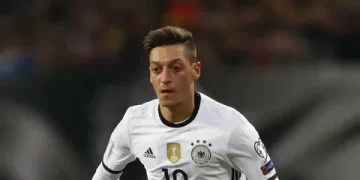 Futbolu bıraktığını açıklayan Mesut Özil kimdir?