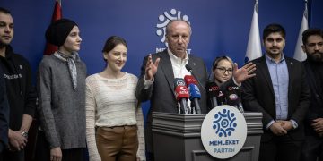 Muharrem İnce Cumhurbaşkanı adaylığı için 100 bin imzaya ulaştı