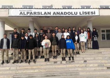 Günlük harçlıklarını birleştirip depremzedelere gönderdiler