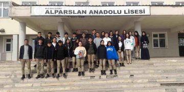 Günlük harçlıklarını birleştirip depremzedelere gönderdiler