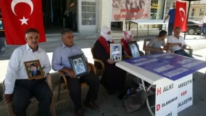 Muslu aileler Hdp onunde eylemlerini surdurdu1 Habermeydan