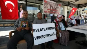 Muslu aileler Hdp onunde eylemlerini surdurdu2 Habermeydan