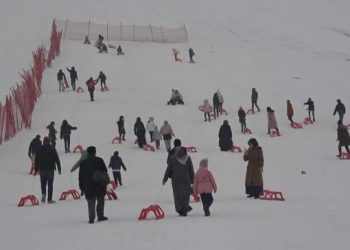 Muş’ta depremzede çocuklar kızaklarla kayarak eğlendi
