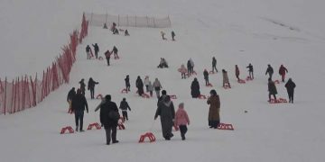 Muş’ta depremzede çocuklar kızaklarla kayarak eğlendi