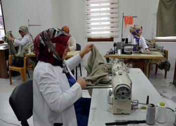Muş’ta gönüllü kursiyer kadınlar depremzede kadınlar için kıyafet dikiyor