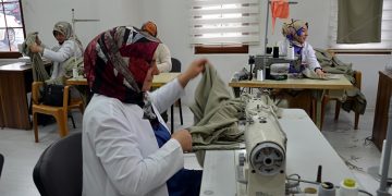 Muş’ta gönüllü kursiyer kadınlar depremzede kadınlar için kıyafet dikiyor