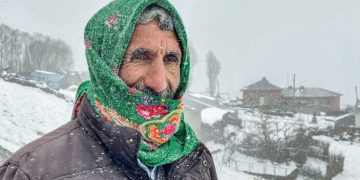 Muş’ta baharı beklerken lapa lapa kar yağdı