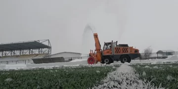 Muş’ta sentetik çim futbol sahaları kardan temizlendi