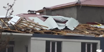 Muş’ta şiddetli fırtına çatıları uçurdu