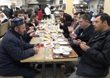 Muş’ta bulunan misafir depremzedeler ilk iftarlarını açtı