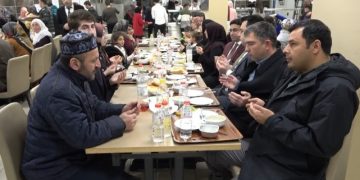 Muş’ta bulunan misafir depremzedeler ilk iftarlarını açtı