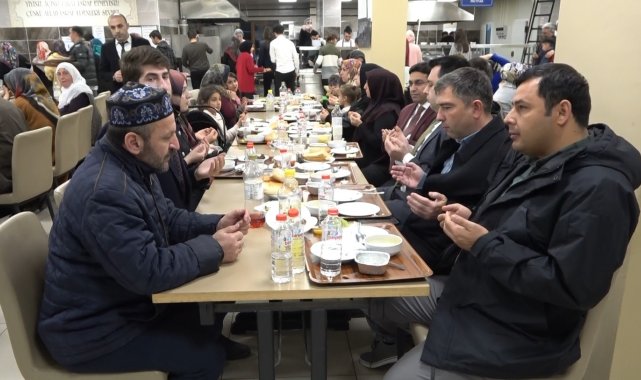 Mustaki depremzedeler ilk iftarlarini acti Habermeydan